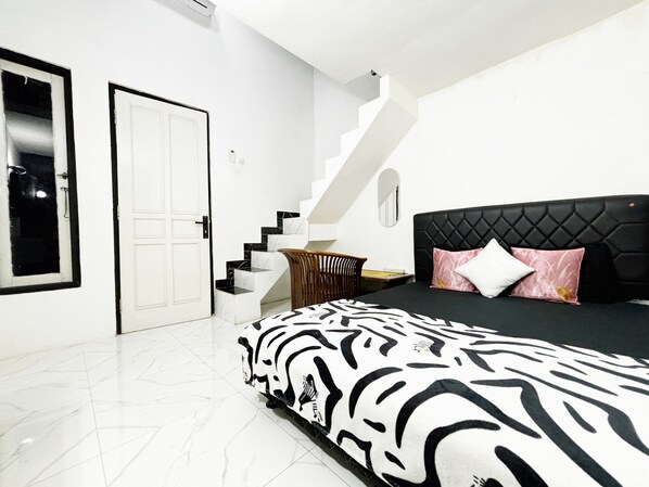 Superior Room, 2 Bedrooms, Mezzanine | Soundproofing, free WiFi, bed sheets - Kost Harian Semarang Murah (Semarang)
