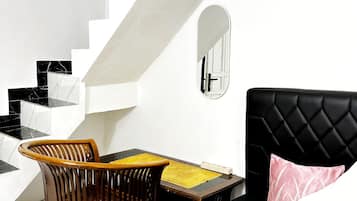 Quarto superior, 2 quartos, no mezanino | 1 quarto, quartos à prova de som, Wi-Fi de cortesia, roupa de cama