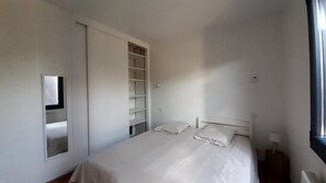 4 slaapkamers, een bureau, een strijkplank/strijkijzer, reisbedje