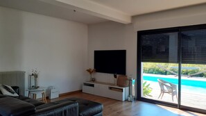 TV, lettore DVD, libri