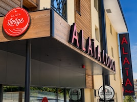 Un edificio con un letrero llamativo que dice 'ALAIA Lodge'.