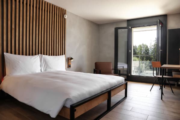 Escritorio, espacio para trabajar con laptop y wifi gratis