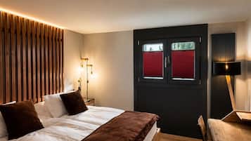 Standard Quadruple Room | Desk, laptop workspace, WiFi (free), bed sheets