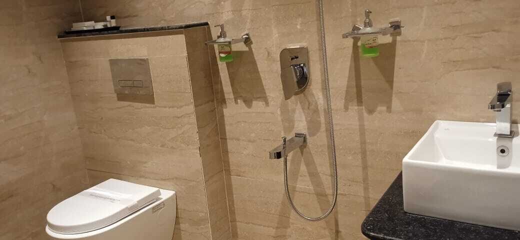 Un baño con inodoro, ducha y lavamanos.