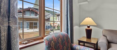 Smart TV, fireplace, DVD player