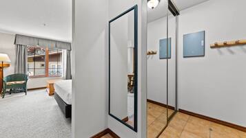 Iron/ironing board, WiFi, bed sheets, wheelchair access