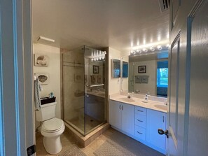 Bathtub, hair dryer, towels - Walk to the Beach from this Cozy Island Condo (Marco Island)