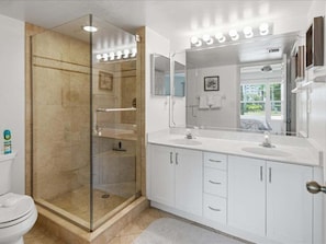 Bathtub, hair dryer, towels - 2BR Marco Island condo with pool, WiFi, and walk-to-beach access. (Marco Island)