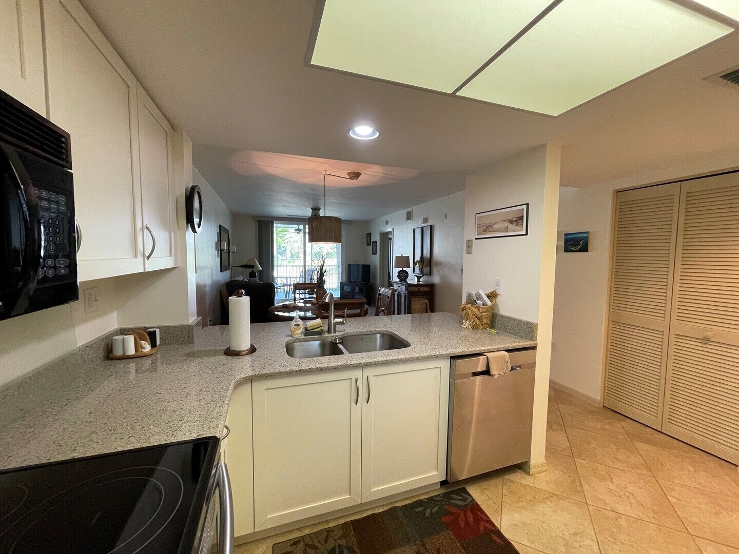 Fridge, oven, dishwasher, coffee/tea maker