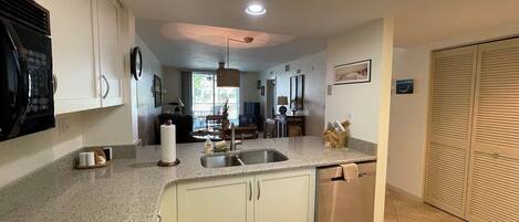 Réfrigérateur, un four, lave-vaisselle, cafetiÚre-théiÚre