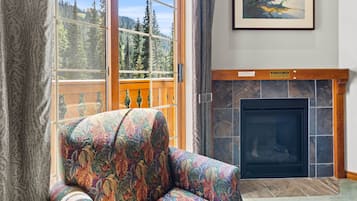 Fernseher, Kamin, DVD-Player