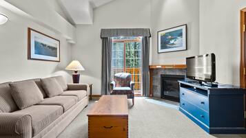 Fernseher, Kamin, DVD-Player