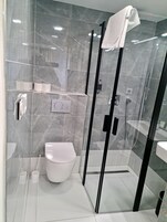 Standaard tweepersoonskamer, 1 kingsize bed | Badkamer | Een haardroger, vloerverwarming, handdoeken