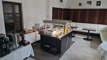 Café da manhã com buffet grátis todos os dias