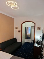 标准双人房, 1 张特大床 | 防过敏的被褥、迷你吧、特色装修、特色家居