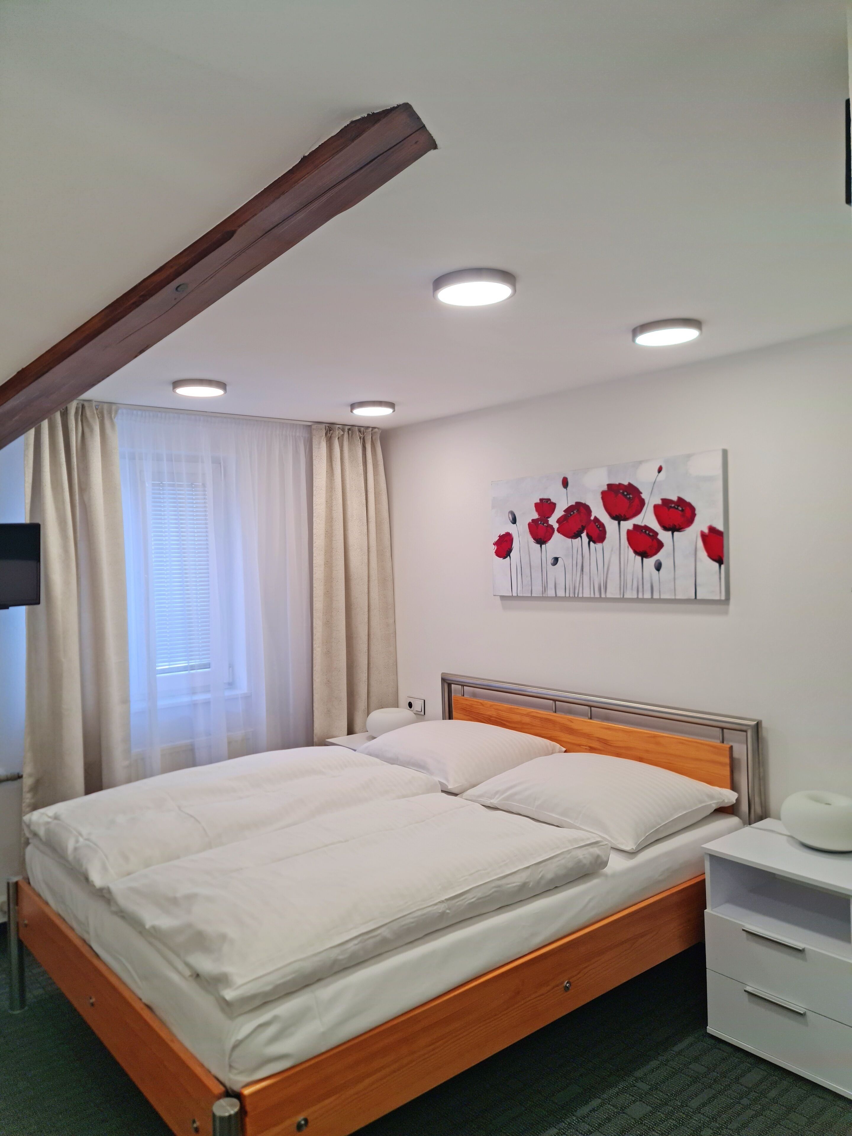 Hypo-allergenic bedding, minibar, individually decorated