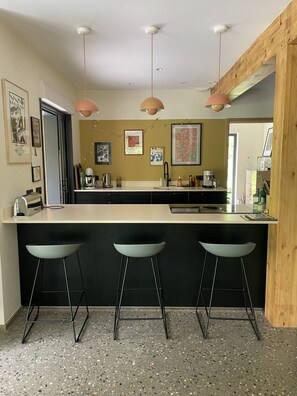 Oven, stovetop, dishwasher, electric kettle - Maison d’architecte en bois (Chevry)