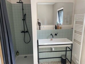 Haartrockner, HandtĂŒcher, Toilettenpapier