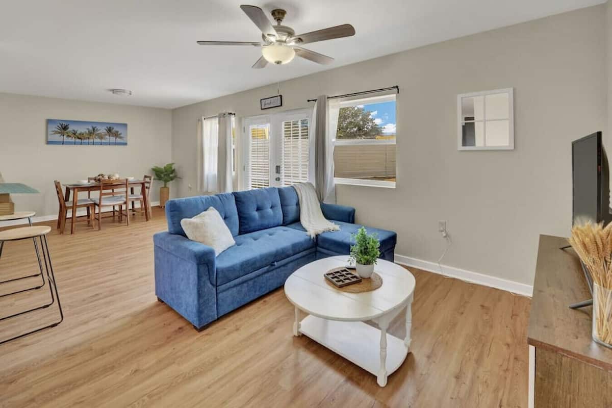 Suite, 1 Bedroom, Kitchen | Living area | 42-inch TV with digital channels, Netflix, streaming services