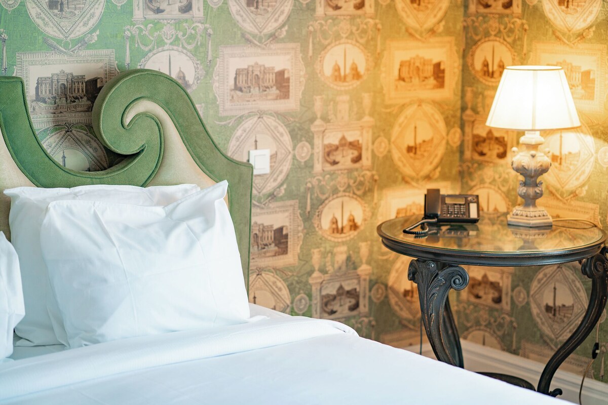 The Roman Room | Minibar, in-room safe, desk, WiFi (free)