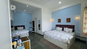 Phòng 3 | Minibar với thức ăn, đồ uống miễn phí, bàn