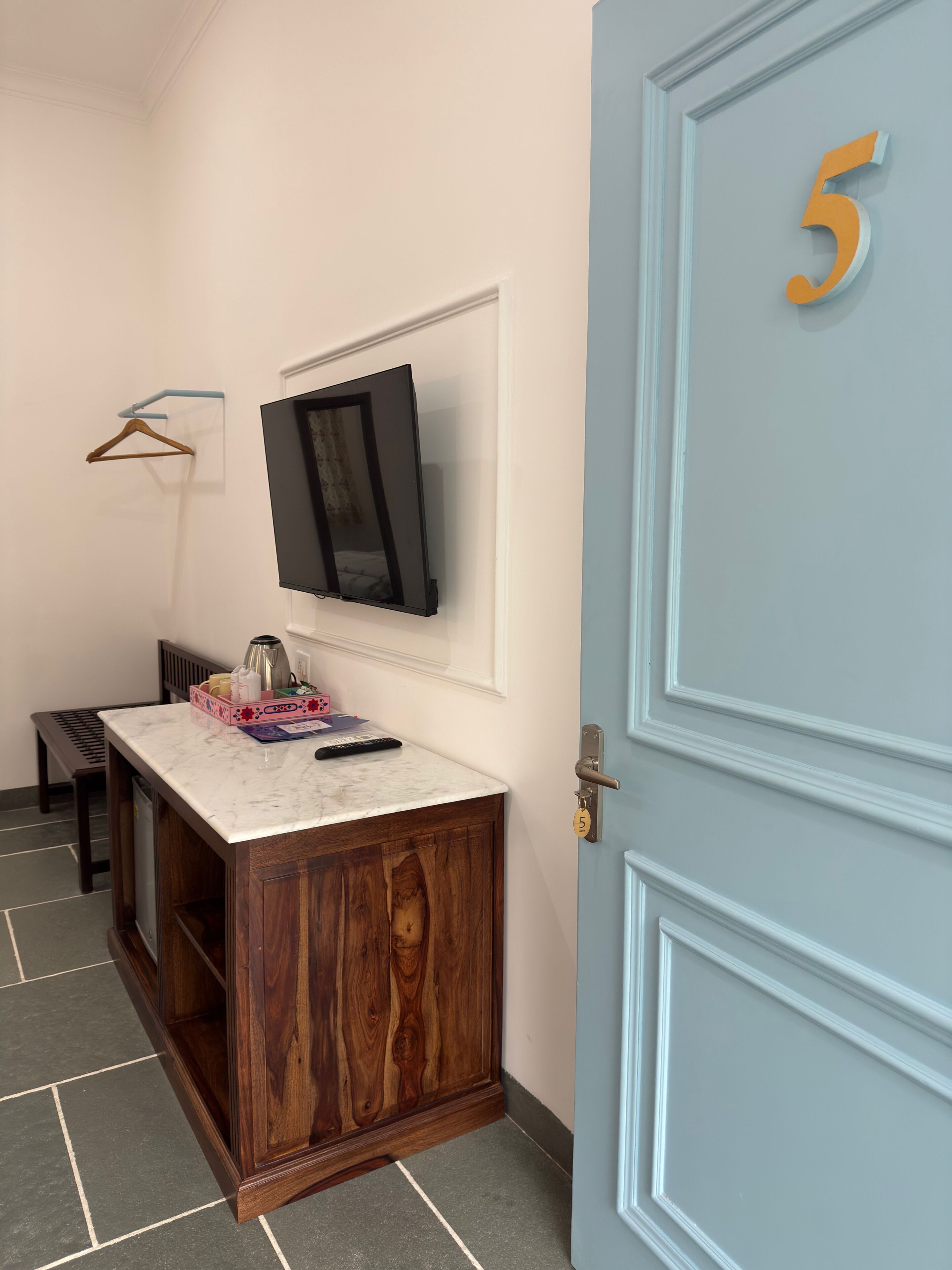Tweepersoonskamer | Een minibar met enkele gratis items, een bureau, gratis wifi, beddengoed