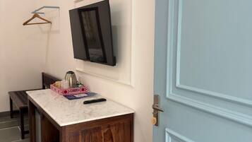 Tweepersoonskamer | Een minibar met enkele gratis items, een bureau, gratis wifi, beddengoed