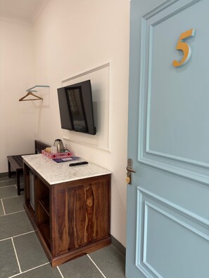 Artículos del minibar gratis, escritorio, wifi gratis y ropa de cama