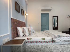 Habitación doble | Minibar (con algunos artículos gratuitos), escritorio, wifi gratis