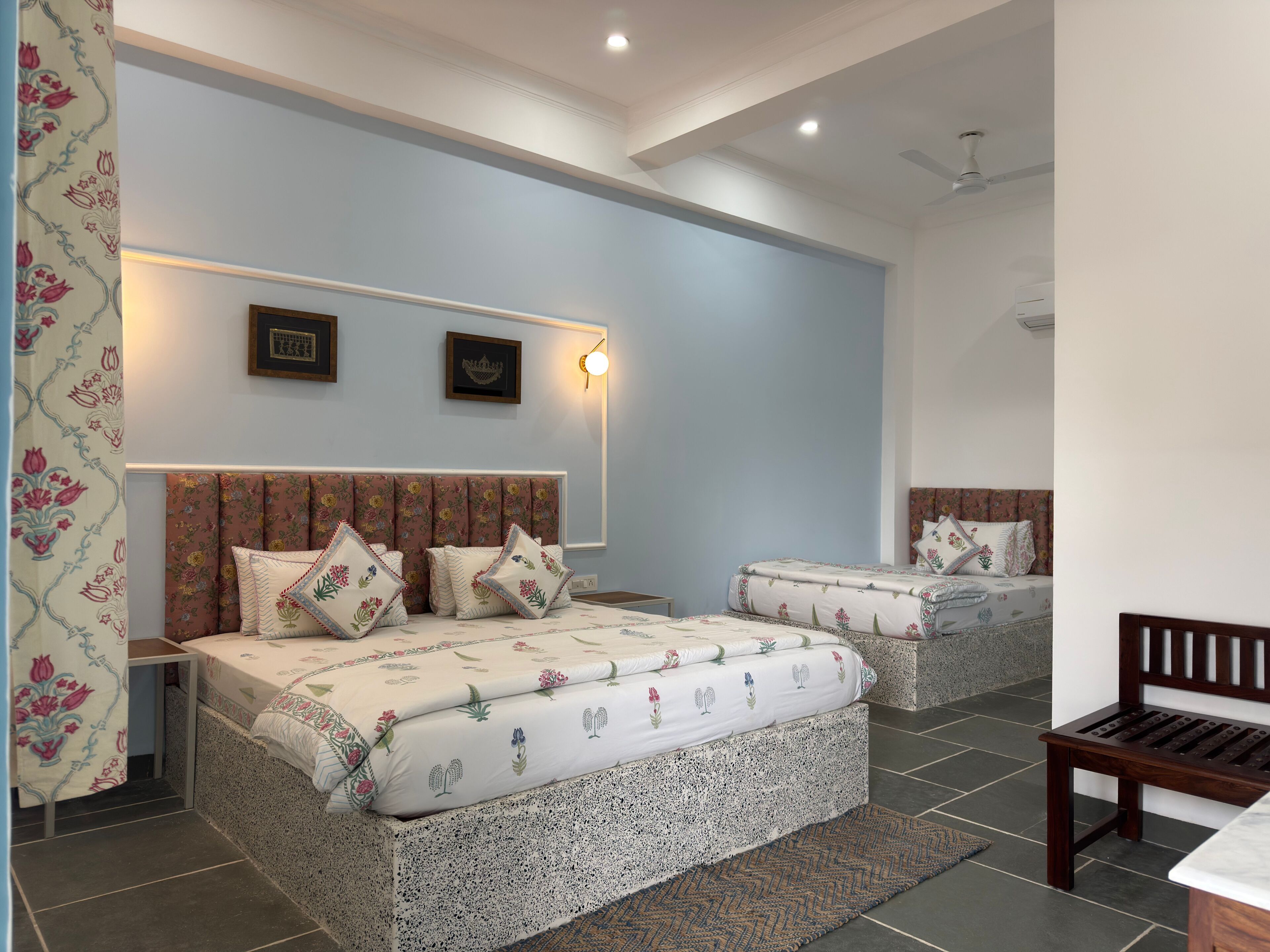 Artículos del minibar gratis, escritorio, wifi gratis y ropa de cama 
