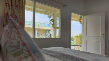 Artículos del minibar gratis, escritorio, wifi gratis y ropa de cama