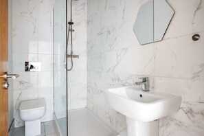 Secador de pelo, toallas