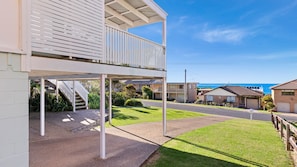 Property grounds - Charming Beach Cottage - 39 Kianga Parade (Kianga)