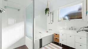 Shower - Charming Beach Cottage - 39 Kianga Parade (Kianga)