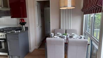 Chalet, Multiple Beds | Private kitchen | Fridge, microwave, oven, stovetop