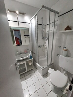 Douche, sèche-cheveux, serviettes fournies, savon