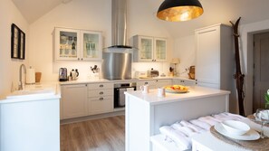 Fridge, oven, stovetop, dishwasher - The Fold - sleeps 4 guests  in 2 bedrooms (Charlbury)