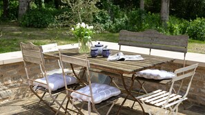 Outdoor dining - The Fold - sleeps 4 guests  in 2 bedrooms (Charlbury)