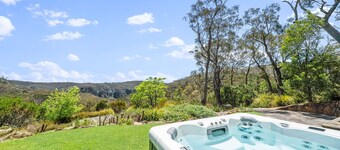 Cliffnest House with 180 deg escarpment views