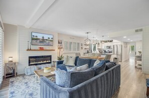 TV connectée, cheminée, livres