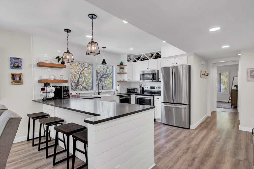 Jääkaappi, mikroaaltouuni, uuni, liesi