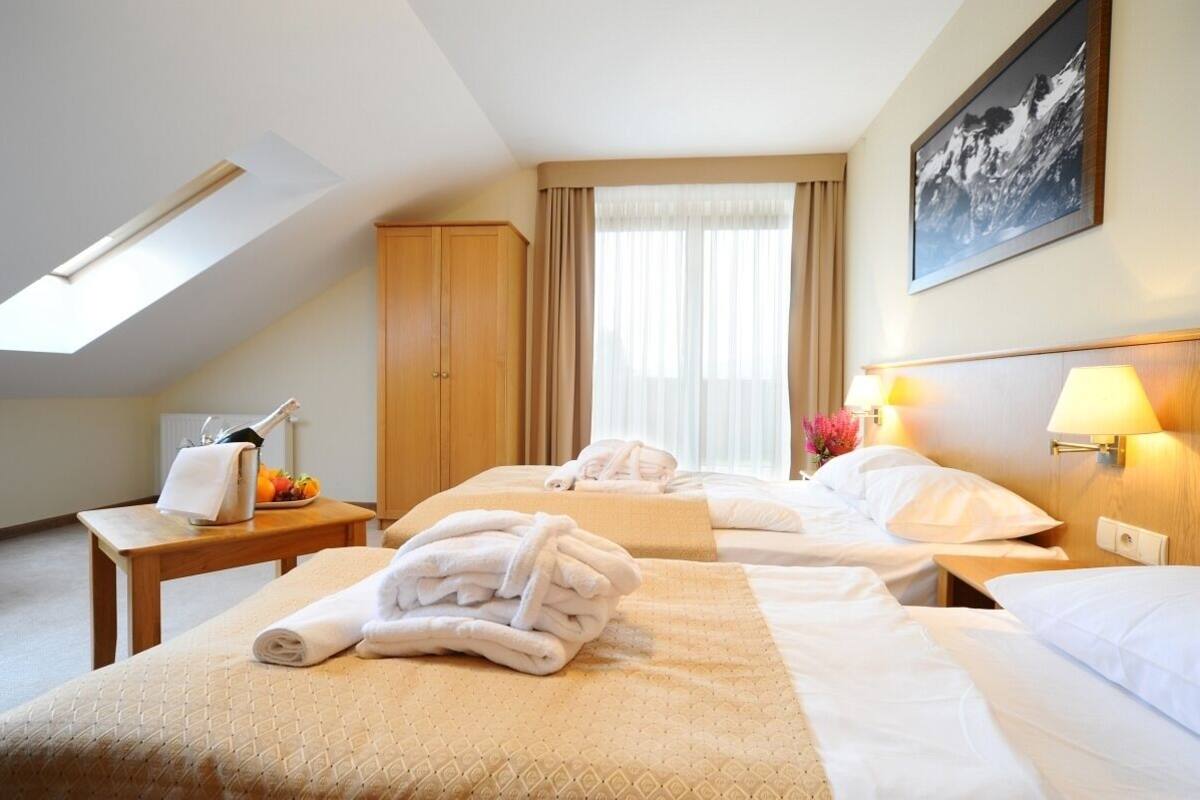 Premium-Zweibettzimmer, 2 Einzelbetten | Verdunkelungsvorhänge, kostenloses WLAN