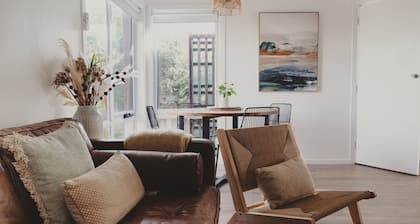 Reardon Retreat - A stones throw to the beach