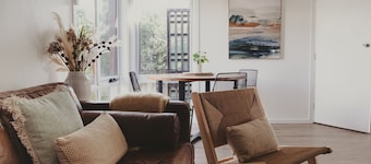 Reardon Retreat - A stones throw to the beach