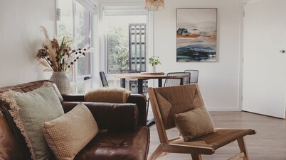 Reardon Retreat - A stones throw to the beach