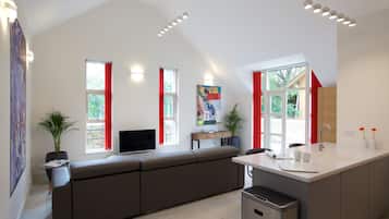 Cottage (108) | Living area | 46-inch Smart TV with digital channels, TV, DVD player
