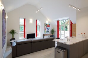 Cottage (108) | Living area | 46-inch Smart TV with digital channels, TV, DVD player
