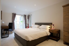 Cottage (108) | Luxe beddengoed, bedden met traagschuimmatras, een bureau