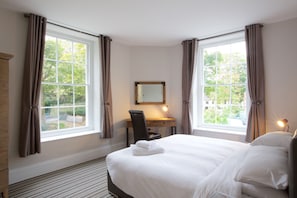 高級寢具、記憶棉床墊、書桌、手提電腦工作空間