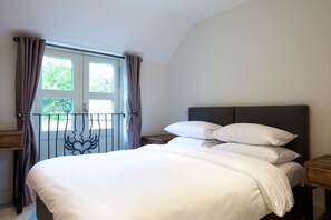 Cottage (107) | Premium bedding, memory-foam beds, desk, laptop workspace